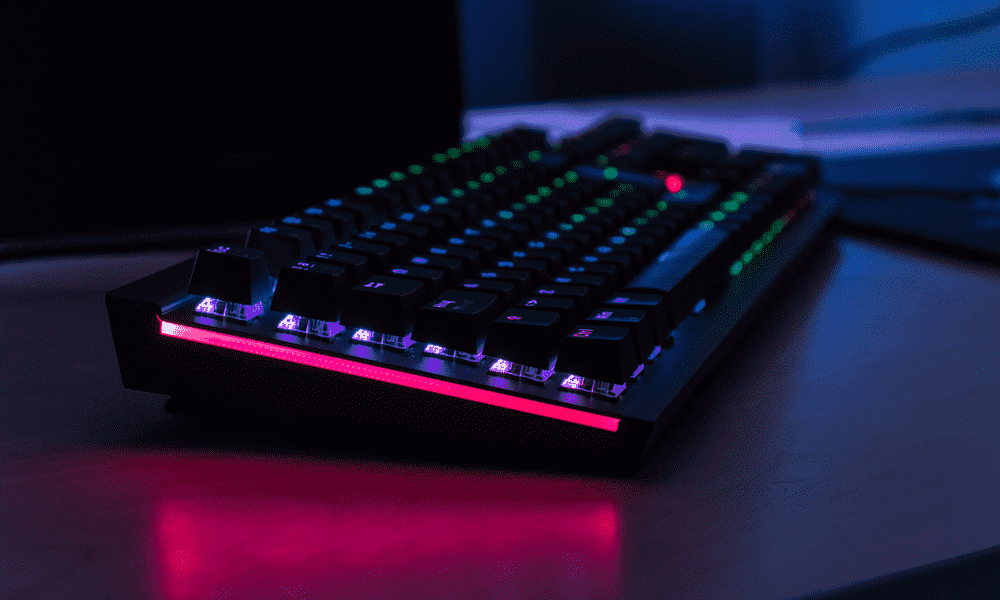 Mekaniskt tangentbord med bakgrundsbelysning i mörkt rum